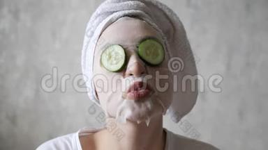 乐趣，面部护理，提升和补水.. 从一个年轻漂亮女人的眼睛里掉下来的黄瓜